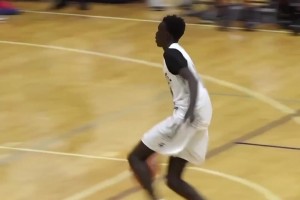 NBA都少见！美高生实战完成臀下换手扣篮