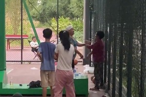 强度很大！篮球场场下瓶子争夺战