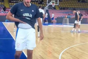 这就是NBA第一人吗？约基奇热身赛摸着大肚腩 这身材真的是谜