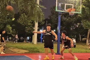 在篮球场 在绝对力量面前 所有的技巧都显得多余！