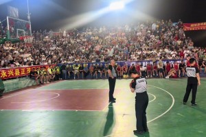 什么？美女主裁判正在热身！！