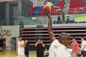 NBA球星“老猫”莫布利现身嘉兴赛区！现场传授浙B球员“大师课”