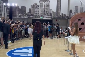 杰伦-威廉姆斯中国行活动，周玲安带领球迷们高喊“J-DUB”