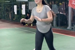 防守看着不够强度？1米82野球场肘姐晒4v4连续进球视频