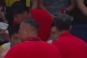 此前比赛郭士强暂停批评王俊杰：他能投进吗？小王似乎脸都黑了！