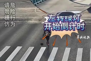 不要命啦？男子运球横穿马路被撞飞