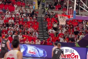 神准！王俊杰外线接球三分手起刀落，场边中国球迷瞬间沸腾！