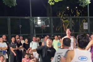 网红徐家汇公园篮球场 新来的黄毛小哥控球/投篮都没短板