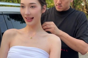 羡慕杨政！孟雅芳晒杨政送项链并亲自为其带上：喜欢小惊喜~