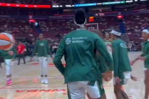 谁说女子不能扣？WNBA榜眼马隆加轻松单臂扣篮