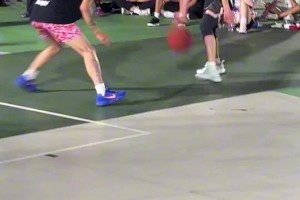 徐家汇篮球场 虽然这小哥单打连续进球 但是别人也成了看客