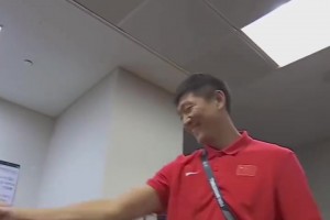 男篮赛后更衣室内互相庆祝，大家都开心的不得了！