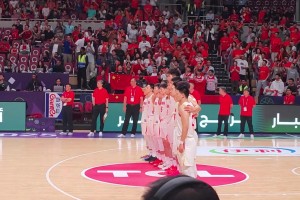 对比明显！新西兰赛前毛利战舞 中国男篮严阵以待