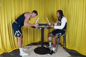 戈登画的还挺好！掘金球员此前的互画肖像游戏，谁的艺术天赋最好