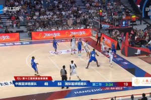 小伙子还挺较真！孙铭徽反击背传陈国豪起飞要扣惨遭库兹马大帽