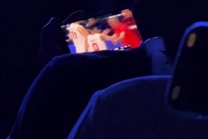 热爱！邓紫棋演唱会上一男子时刻关注中国男篮赛况