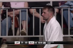 看起来没啥大碍！东契奇从更衣室返回替补席，与父亲聊了下伤势