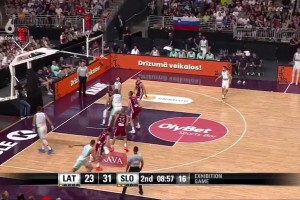 减肥后的东契奇，身体控制能力更强了，如此失衡依旧打进神仙球！