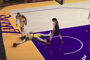 赶紧删了！2K26加入男女篮混战的效果？詹姆斯被克拉克隔扣