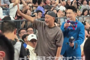 这人气！陈佩斯现身姚基金慈善赛引全场欢呼 直言篮球带来了快乐