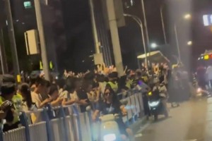 库里已抵达重庆下榻的酒店，大批球迷聚集在酒店门口！