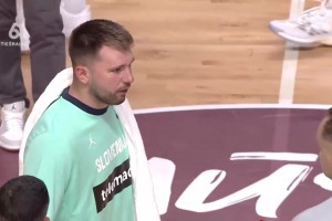 似乎不满裁判判罚？！东契奇赛后找到裁判与其严肃交流