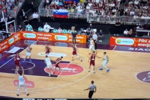 太帅了！东契奇一记神仙击地妙传打穿拉脱维亚防线，喂饼队友上篮