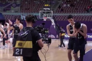 输给中国男篮后，韩国男篮全员情绪崩溃！李贤重毛巾捂脸痛哭！