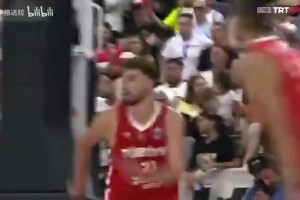 这还是你吗？申京丝滑转身后直杀篮下残暴扣篮！