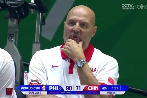 今日差点掀翻澳洲！男篮此前21分惨败菲律宾，乔帅最后在场边沉思