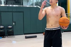 未来可期！王俊杰此前赤膊秀胯下暴扣相当炸裂 惊呆美国小伙伴