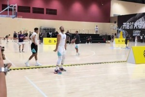 三分的神！库里中国行在训练营里扔三分 轻松26连中！