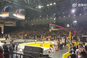 看库里的投篮训练真是一种享受啊，每进一球球迷就欢呼一声！