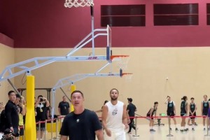 真如喝水一般简单！另一个角度来欣赏库里中国行训练的三分25连中