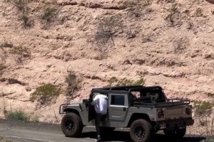 这也太拉风了！懂车的吧友来看看，布克这开的是啥车呀？