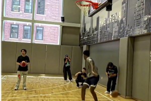 老詹一家轮番秀扣篮！现在爷仨最能跳的应该是布朗尼了