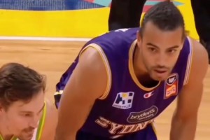 周琦巅峰时在澳洲大战过库克斯，数据还占上风，可惜今晚没在