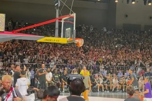 跑动投三分25中21！库里中国行绕圈投篮引得球迷阵阵惊呼！