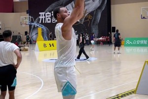 近距离感受下变态准！库里中国行站在边线上投三分27连中！