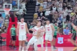 今天就差一点！胡明轩在去年曾大心脏三分绝杀尤文图特！