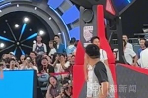 姚基金慈善赛现场，邓超上篮被NBA球星库兹马飞天大帽！