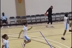 威少：下回我要隔扣你了！名场面：威少上篮被小朋友扇飞！