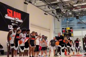 来看五星高中生泰兰斯托克斯罚球线扣篮！