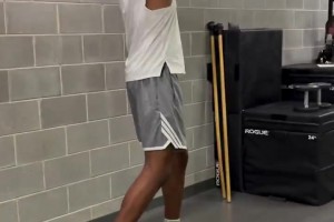 休赛期不能闲着！小贾巴里-史密斯泡在健身房里埋头苦练