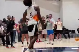 这个第一次见！空中转体360跨人扣篮，丝滑完成！