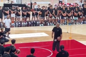 期待ing！八村给青少年们演示后撤步跳投