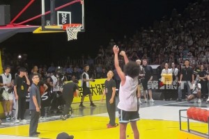 中国U19男篮队员朱正与偶像库里同场表演三分球！