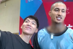 吴前在库兹马接受采访时追星，把记者们都逗乐了...