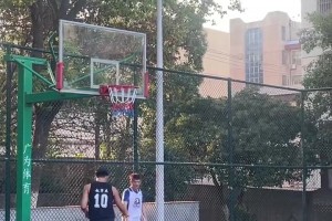 我老弟这个防守如何，怎么判罚？