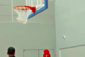 又会唱歌，又能打球，还有钱，最重要的是有能让詹娜都害怕的东西